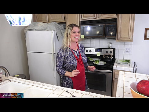 ❤️ A madrasta a ordenhá-lo na cozinha antes do seu encontro ❤ Porno vídeo em pt.8kpornvids.ru